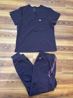 FIGS Catarina One-Pocket Scrub Top & Zamora Jogger Scrub Pants